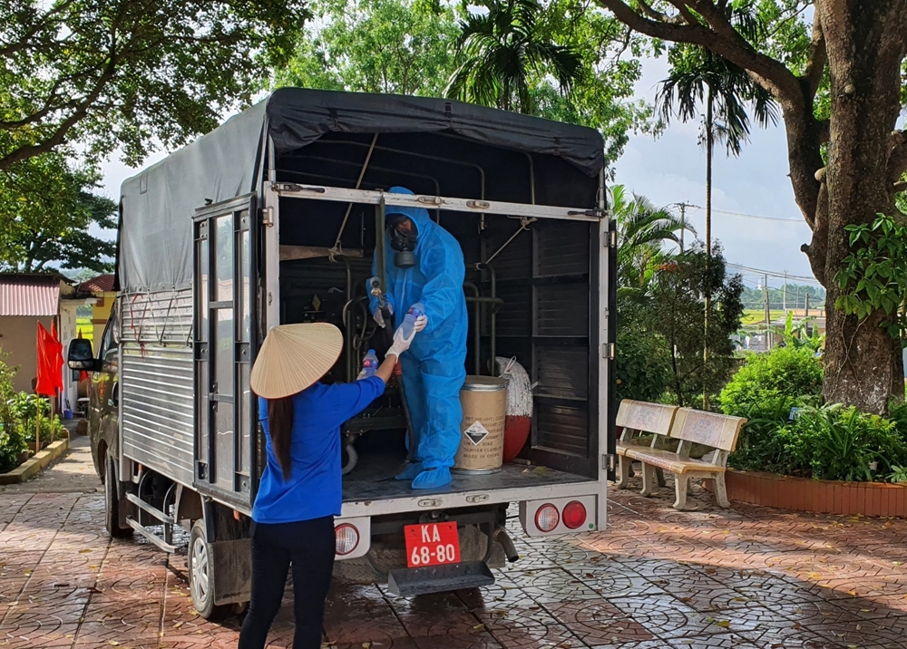 Tấm lòng của người dân dành cho cán bộ, chiến sĩ Tiểu đoàn Phòng hóa 23 sau khi hoàn thành nhiệm vụ.